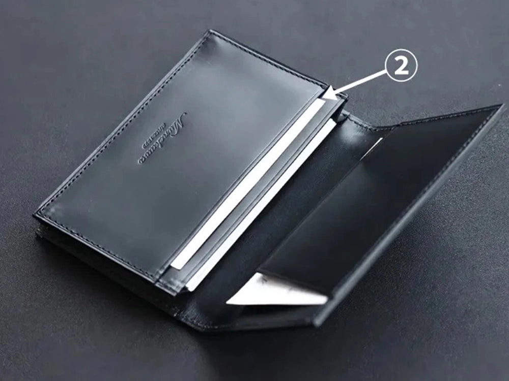 整理して収納しやすいサブポケット<br>
②メインポケット上部のサブポケットは、頂いた名刺は分けて管理したり、ICカードやクレジットカードを1枚入れておくのにも便利なスペースです。