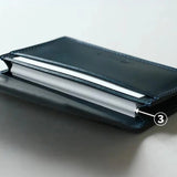 豊富な収納力<br>
③メインポケットの収納量は一般的なサイズ・厚みの名刺でおよそ50枚ほど。側面にマチをつけることで、コンパクトながら豊富な収納力を持つことができています。カードケースとして併用する場合もまとまった量の名刺を持つことができます。