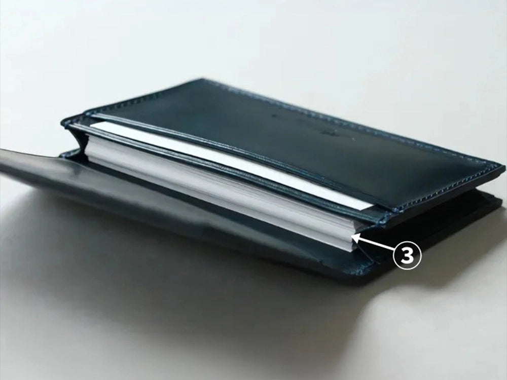 豊富な収納力<br>
③メインポケットの収納量は一般的なサイズ・厚みの名刺でおよそ50枚ほど。側面にマチをつけることで、コンパクトながら豊富な収納力を持つことができています。カードケースとして併用する場合もまとまった量の名刺を持つことができます。