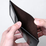 お札入れの裏地には、評価の高い日本製のピッグスキンを使用しています。