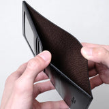 お札入れの裏地には、評価の高い日本製のピッグスキンを使用しています。