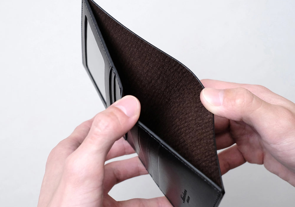 お札入れの裏地には、評価の高い日本製のピッグスキンを使用しています。