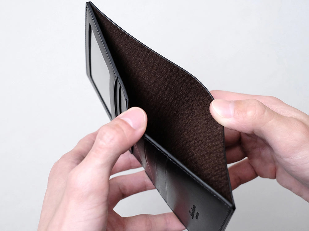 お札入れの裏地には、評価の高い日本製のピッグスキンを使用しています。