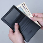 お札は最大25枚ほど収納可能です。シンプルなつくりでありながら、出し入れの良さと収まりの良さに配慮して製作しております。