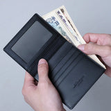 お札は最大25枚ほど収納可能です。シンプルなつくりでありながら、出し入れの良さと収まりの良さに配慮して製作しております。