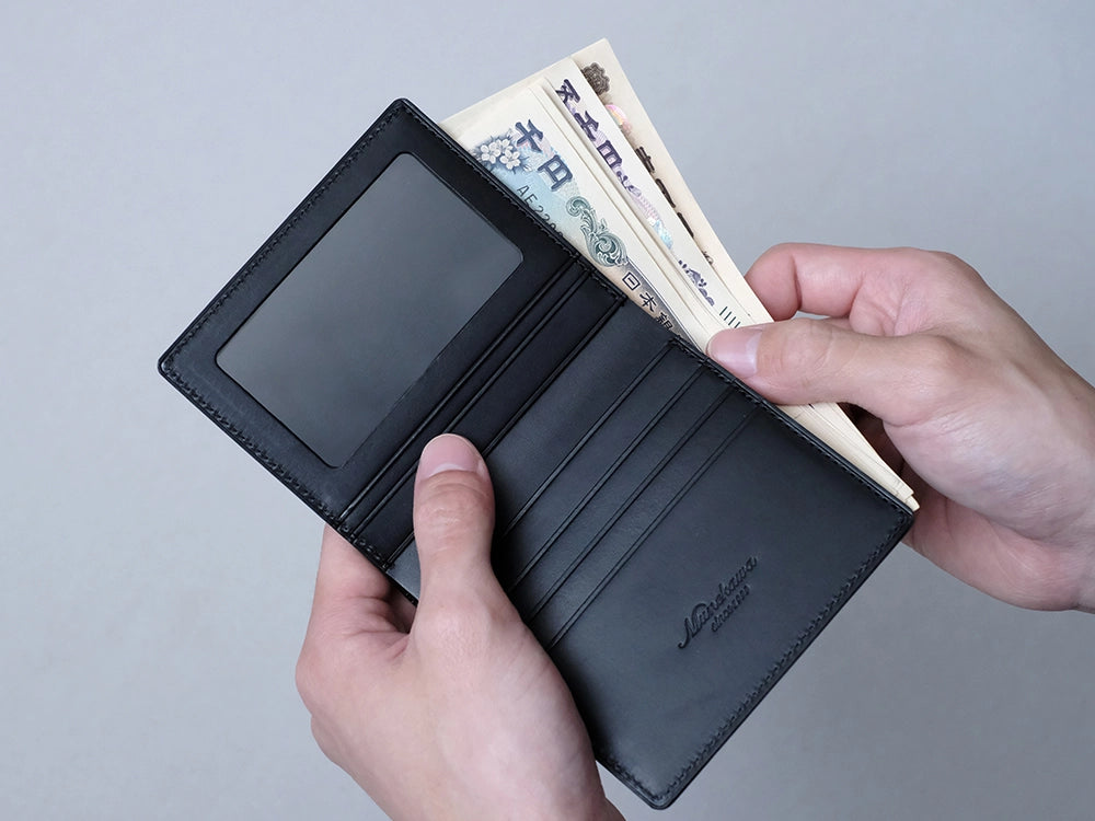 お札は最大25枚ほど収納可能です。シンプルなつくりでありながら、出し入れの良さと収まりの良さに配慮して製作しております。