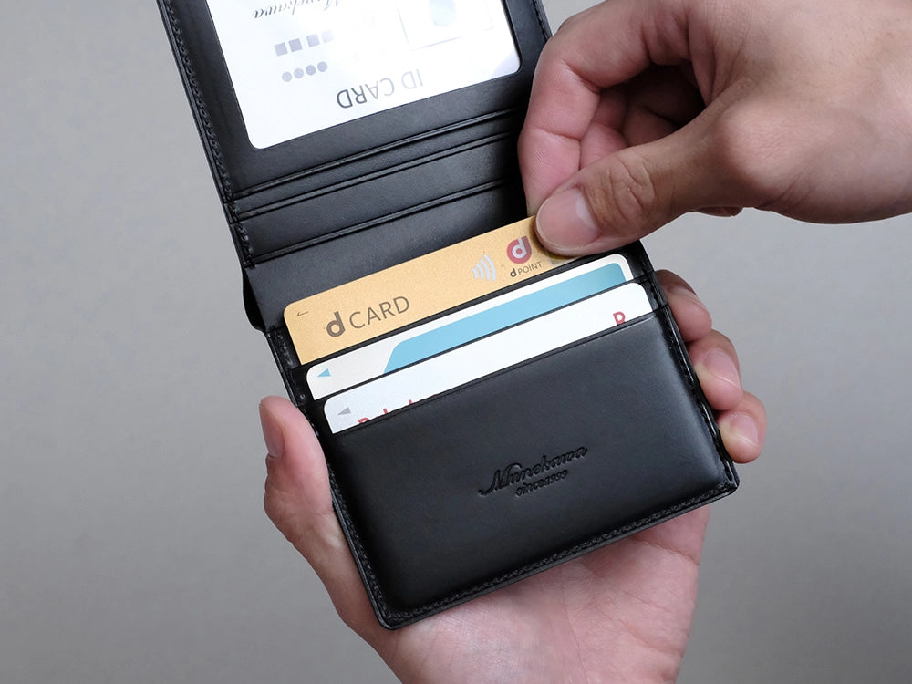 カードポケットは計7枚分。メインのカードから予備まで、厚みを抑えつつしっかり収納できます。