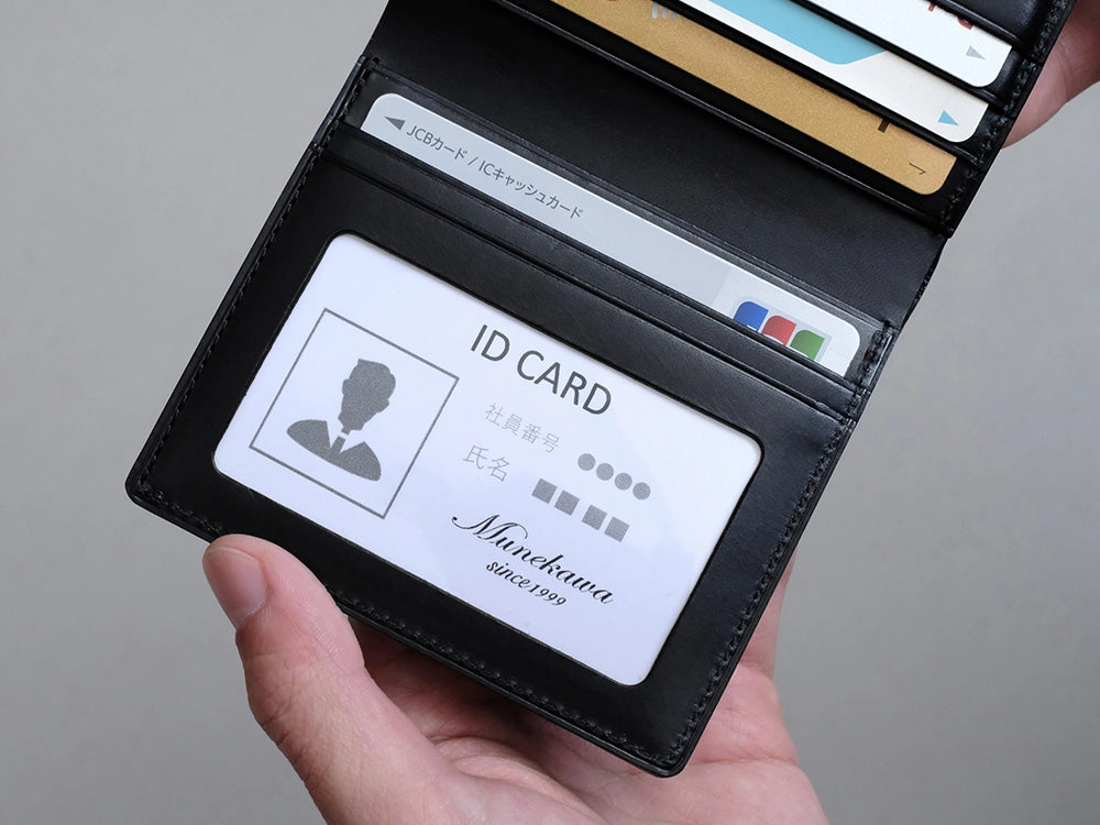 免許証やIDカードを提示する際も、財布から取り出すことなくスムーズに対応可能です。