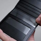 ID窓の透明なプラスチック製シートは、取り外しが可能な仕様です。用途に応じて使い分けができ、必要なときだけスマートにIDを提示できます。