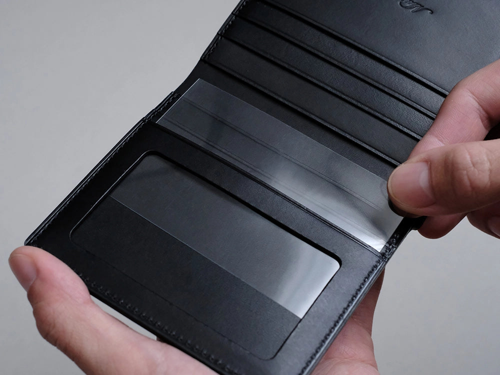 ID窓の透明なプラスチック製シートは、取り外しが可能な仕様です。用途に応じて使い分けができ、必要なときだけスマートにIDを提示できます。