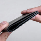 最大容量（お札約25枚・カード7枚）を収納した場合でも、厚みは約2.1cmに収まります。すっきりとしたフォルムを保ちながらお使いいただけます。