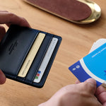 シャツやパンツのポケットにすっと収まるので、改札もランチのモバイル決済もストレスなくスムーズにお使いいただけます