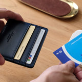 シャツやパンツのポケットにすっと収まるので、改札もランチのモバイル決済もストレスなくスムーズにお使いいただけます