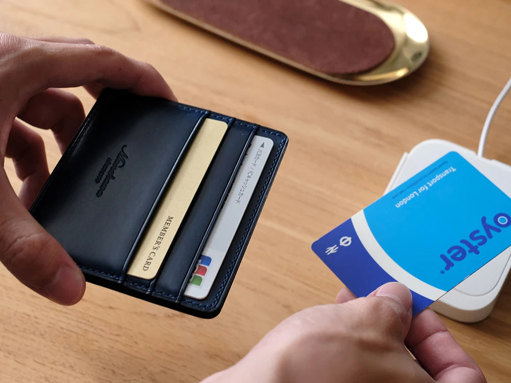 シャツやパンツのポケットにすっと収まるので、改札もランチのモバイル決済もストレスなくスムーズにお使いいただけます