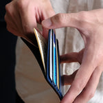 角が引っかかりにくい設計で、片手でもスムーズに出し入れできます