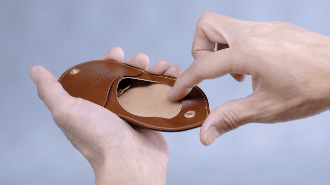 人差し指で、少し口を持ち上げて頂くと、小銭がこぼれにくくなっています。