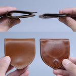 使い始めは革にハリがあり、「これに本当に小銭が入るのかな」と感じる方もいらっしゃいます。ですが、使い込むうちに革が柔らかくなり、収納量も増えていきます。<br>
普段10枚程度しか持ち歩かない方と、30枚近く入れる方とでは、同じUndoでも馴染み方が変わってきます。自分の使い方に合った形に育っていく。それがUndoの面白さのひとつです。