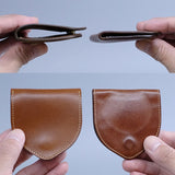 使い始めは革にハリがあり、「これに本当に小銭が入るのかな」と感じる方もいらっしゃいます。ですが、使い込むうちに革が柔らかくなり、収納量も増えていきます。<br>
普段10枚程度しか持ち歩かない方と、30枚近く入れる方とでは、同じUndoでも馴染み方が変わってきます。自分の使い方に合った形に育っていく。それがUndoの面白さのひとつです。