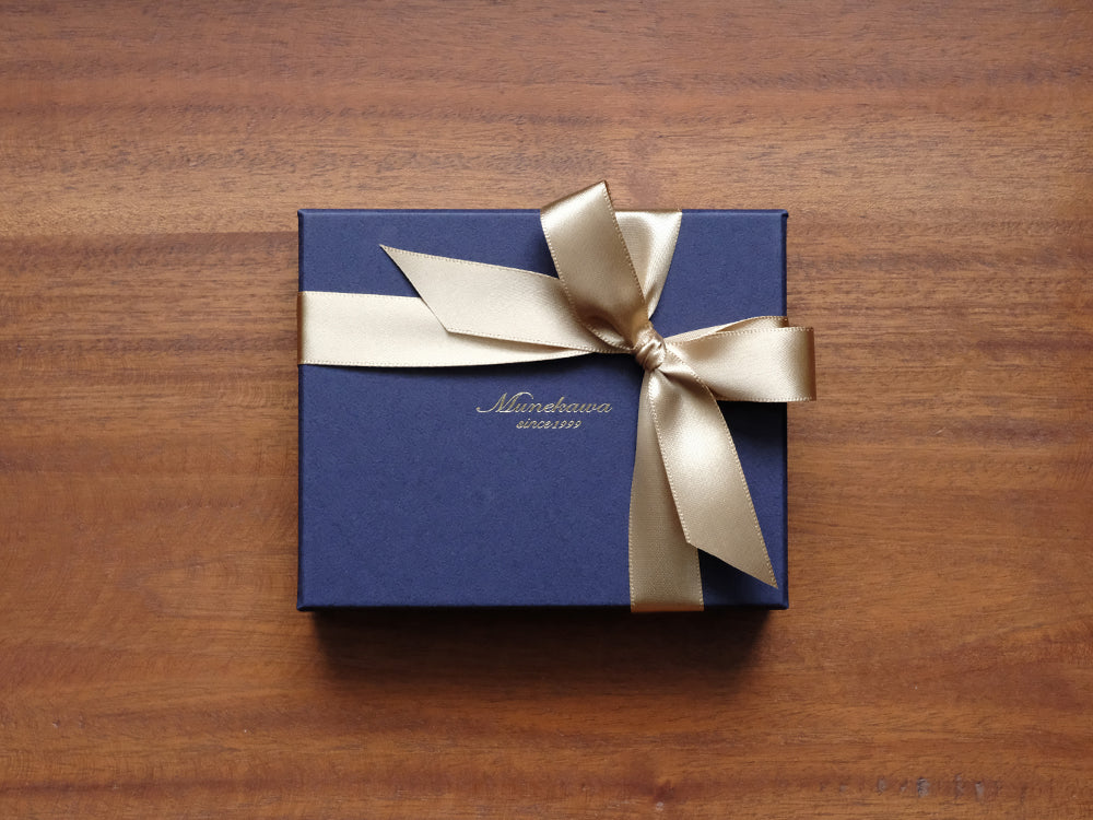 こちらは<a style="text-decoration: underline; font-weight: bold;" href="https://munekawa.jp/collections/bifoldwallet-miniwallet">ミニ財布等</a>のラッピングです。<br>※アイテムごとのラッピング仕様は、各商品ページをご確認ください。