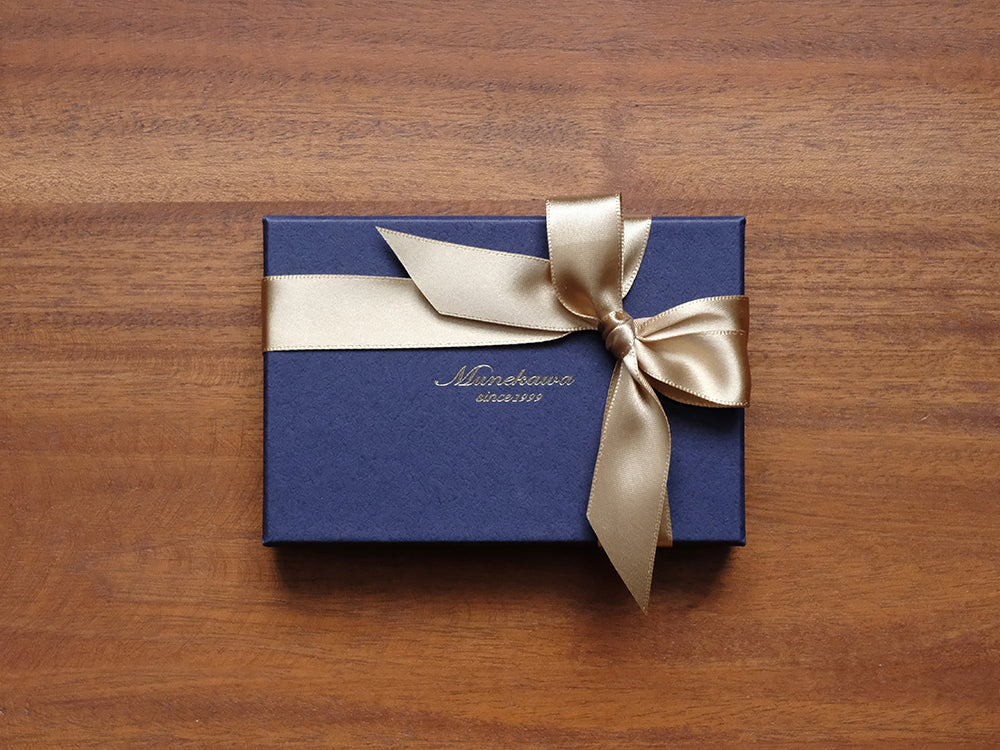 こちらは<a style="text-decoration: underline; font-weight: bold;" href="https://munekawa.jp/collections/all-small-leather-goods">革小物等</a>のラッピングです。<br>
※アイテムごとのラッピング仕様は、各商品ページをご確認ください。