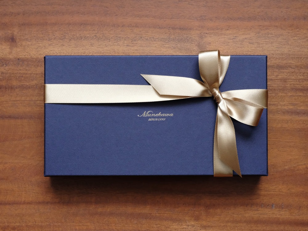 こちらは<a style="text-decoration: underline; font-weight: bold;" href="https://munekawa.jp/collections/longwallet">長財布</a>のラッピングです。<br>※アイテムごとのラッピング仕様は、各商品ページをご確認ください。