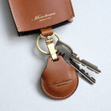 キーケースに<u><a href="https://munekawa.jp/products/kr3">エアタグケース”Tracker”</a></u>を取り付けることができます。
