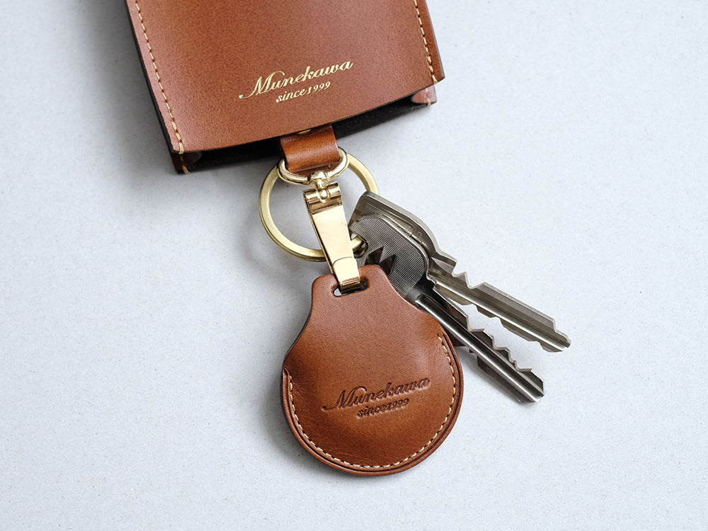 キーケースに<u><a href="https://munekawa.jp/products/kr3">エアタグケース”Tracker”</a></u>を取り付けることができます。
