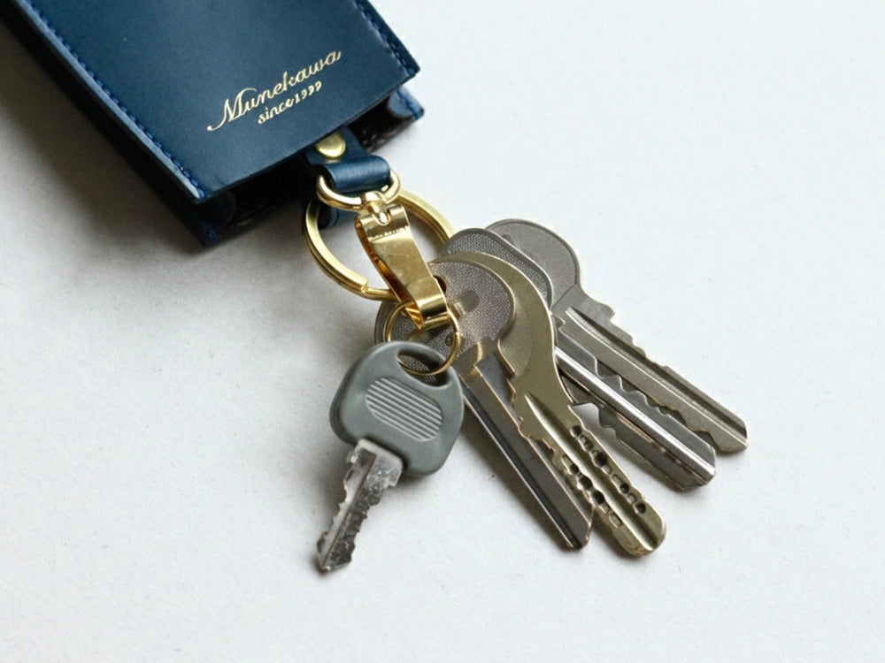 3〜5本の鍵をつけることが出来ます。<br>
フックもつけていますので、取り外しが必要な鍵をつけると便利です。