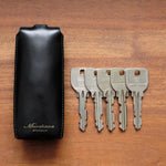 一般的な鍵であれば、5本程度収納可能です。普段使用する鍵は数本程度という方や、車のキーを携帯しない方はこちらがおすすめです。