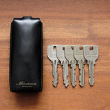 一般的な鍵であれば、5本程度収納可能です。普段使用する鍵は数本程度という方や、車のキーを携帯しない方はこちらがおすすめです。