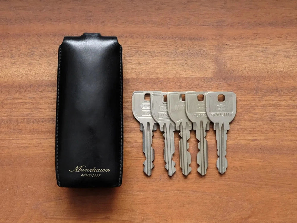 一般的な鍵であれば、5本程度収納可能です。普段使用する鍵は数本程度という方や、車のキーを携帯しない方はこちらがおすすめです。