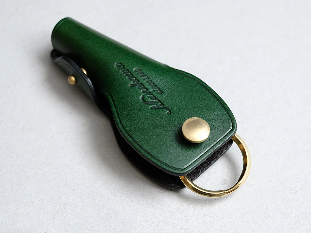 金具の真鍮と革による経年変化を楽しめます