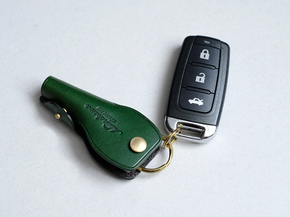 真鍮の二重リングを付けております。キーホルダーや車のスマートキーなど、お好みの用途に合わせてお使いください。