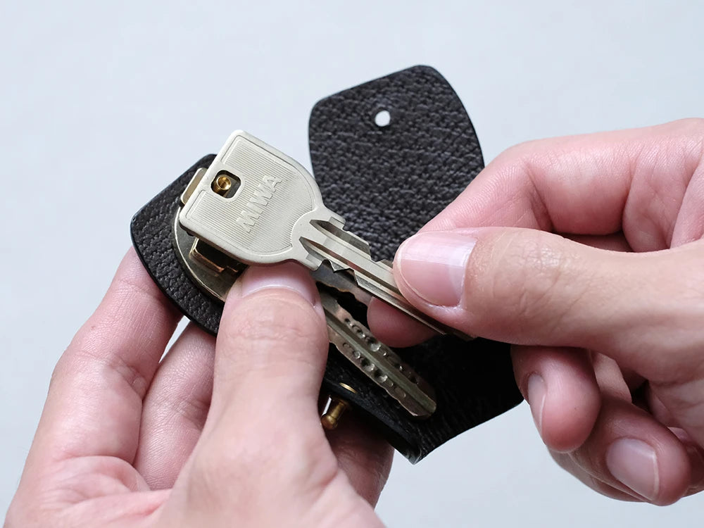 デザインは無駄な部分を削ぎ落とし、できる限り鍵に近い大きさにしました。