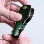 ホックを使わず、小さい真鍮ギボシをキーケースの側面に使うことで、余計な凹凸や厚みが出ず、なおかつ鍵や周囲を保護するための蓋として機能します。