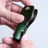 ホックを使わず、小さい真鍮ギボシをキーケースの側面に使うことで、余計な凹凸や厚みが出ず、なおかつ鍵や周囲を保護するための蓋として機能します。