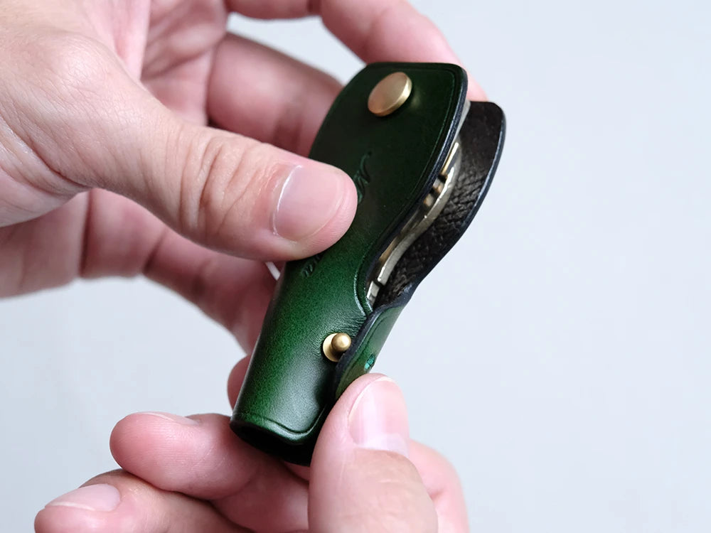 ホックを使わず、小さい真鍮ギボシをキーケースの側面に使うことで、余計な凹凸や厚みが出ず、なおかつ鍵や周囲を保護するための蓋として機能します。