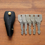 一般的なサイズの鍵を最大5本収納できます。手荷物を最小限に収めたい方におすすめのキーケースです。