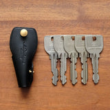 一般的なサイズの鍵を最大5本収納できます。手荷物を最小限に収めたい方におすすめのキーケースです。