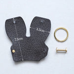 できる限り鍵に近い大きさにしました。縦:7.3cm×横:3.5cm<br>
平たい状態の本体とリング・組ネジをお届けします。<br>
*到着後にお客様ご自身で組み立てをお願い致します。