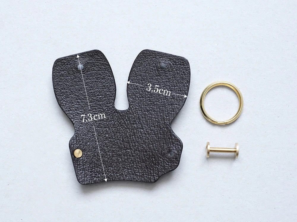 できる限り鍵に近い大きさにしました。縦:7.3cm×横:3.5cm<br>
平たい状態の本体とリング・組ネジをお届けします。<br>
*到着後にお客様ご自身で組み立てをお願い致します。
