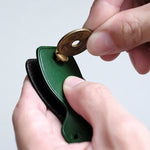 鍵をまとめる組ネジ(金具)は最後に5円玉硬貨を使用して、しっかりとネジを締めてください。マイナスドライバーもお使いいただけますが、サイズが合わないと金具にバリ(金属の出っ張り)が生じる場合があります。<br>

※使用とともにネジが緩むことがありますので、定期的にご確認をお願いします。