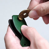 鍵をまとめる組ネジ(金具)は最後に5円玉硬貨を使用して、しっかりとネジを締めてください。マイナスドライバーもお使いいただけますが、サイズが合わないと金具にバリ(金属の出っ張り)が生じる場合があります。<br>

※使用とともにネジが緩むことがありますので、定期的にご確認をお願いします。