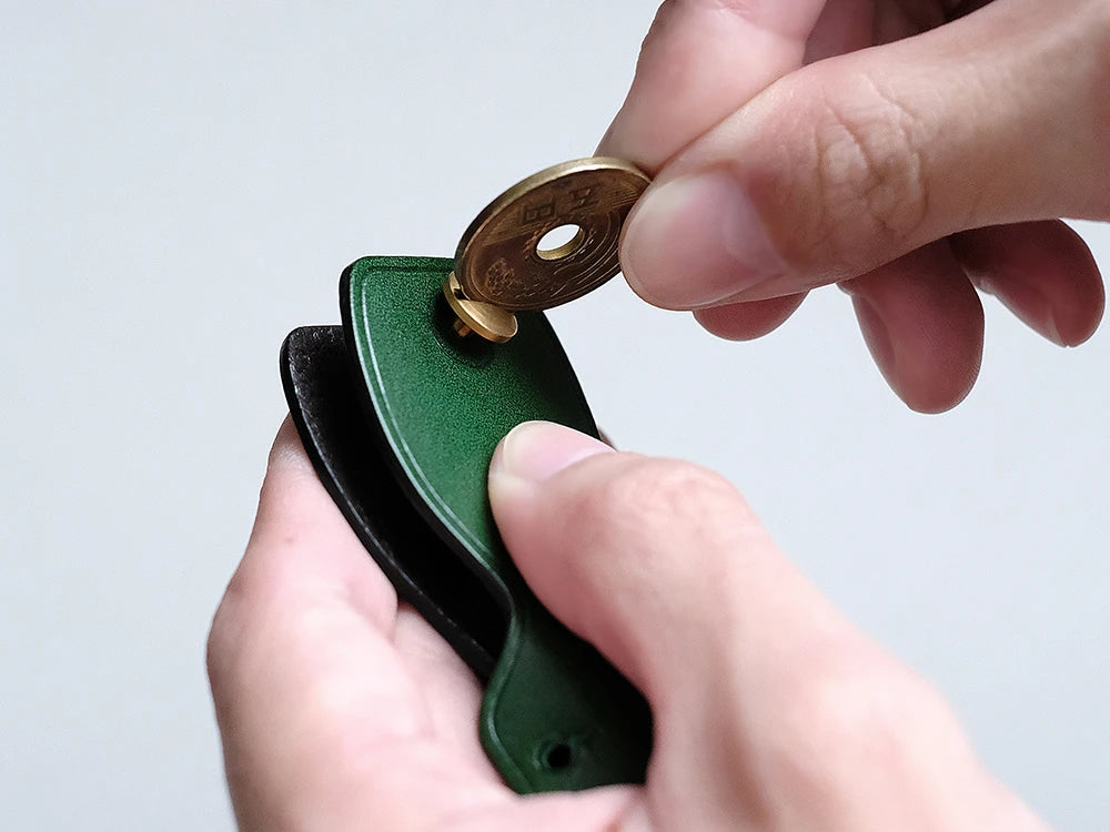 鍵をまとめる組ネジ(金具)は最後に5円玉硬貨を使用して、しっかりとネジを締めてください。マイナスドライバーもお使いいただけますが、サイズが合わないと金具にバリ(金属の出っ張り)が生じる場合があります。<br>

※使用とともにネジが緩むことがありますので、定期的にご確認をお願いします。