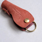 金具の真鍮と革による経年変化を楽しめます