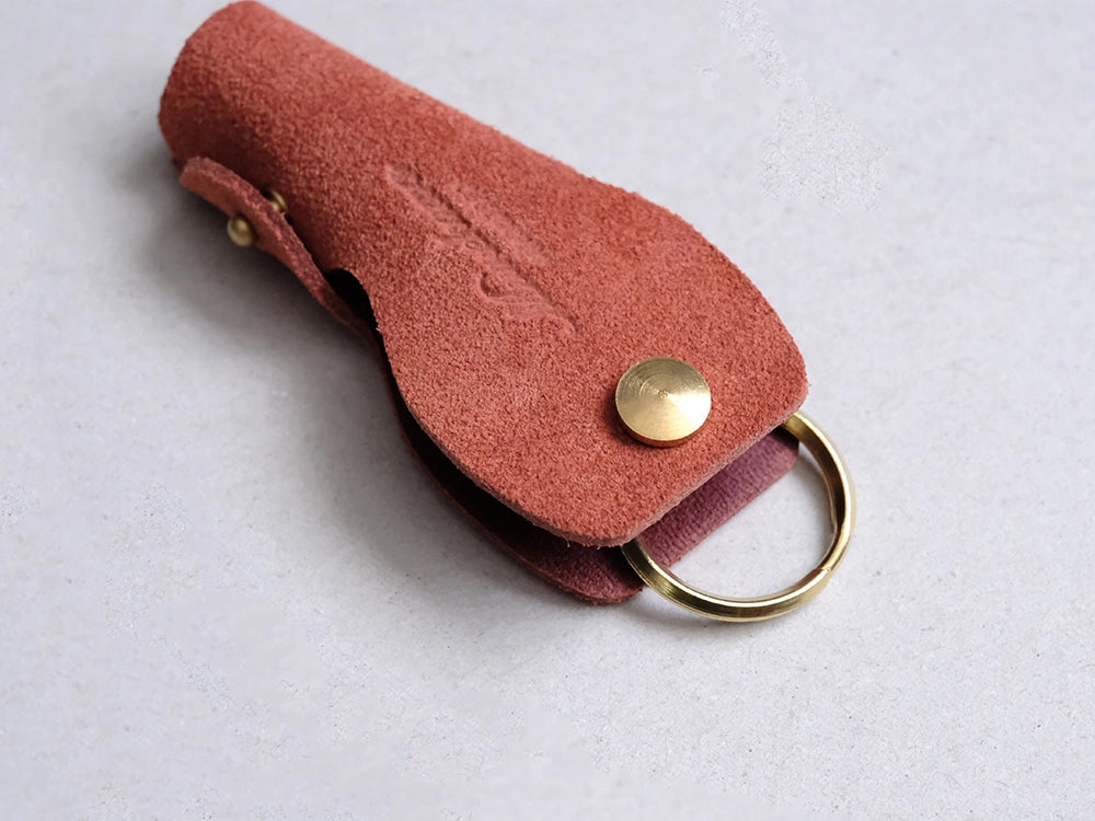 金具の真鍮と革による経年変化を楽しめます