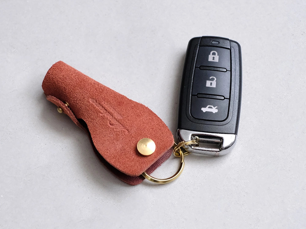 真鍮の二重リングを付けております。キーホルダーや車のスマートキーなど、お好みの用途に合わせてお使いください。