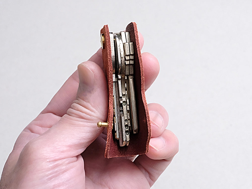 デザインは無駄な部分を削ぎ落とし、できる限り鍵に近い大きさにしました。