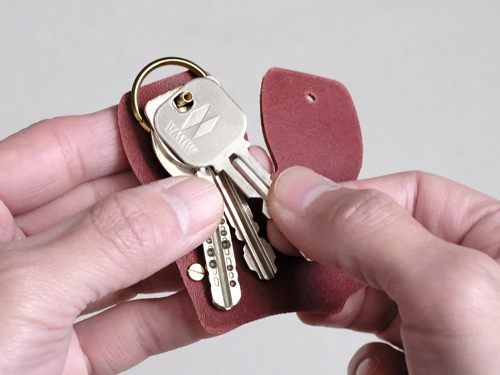 金具の棒の直径は3mmで、ほとんどの鍵に対応します。一般的な鍵（約65×26mm）を約5本まで付けることが可能。