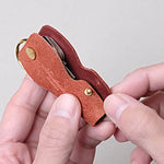 ホックを使わず、小さい真鍮ギボシをキーケースの側面に使うことで、余計な凹凸や厚みが出ず、なおかつ鍵や周囲を保護するための蓋として機能します。